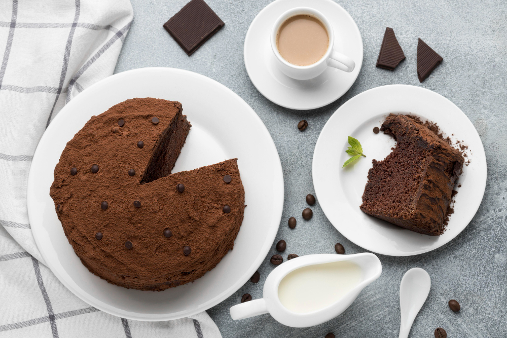 postura plana de bolo de chocolate com cafe